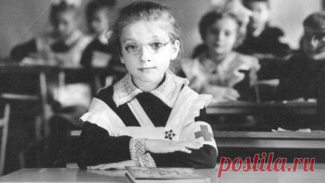 #ВечерняяЛирика Священная Война. Чернильницу на парте надолго не оставишь - замерзнут чернила. Поэтому чернильницы держали за пазухой — согревали. А перед уроками каждый день пели: «Вставай Страна огромная, вставай на смертный бой!...» Старались изо всех сил. И учились, как могли, в промёрзших классах, забывая про мучительный, постоянный голод. «Ах, какое было желание учиться, какое было стремление! Как мы старались людьми вырасти!» - вспоминает мама. Вспоминает как каждый день шла в…