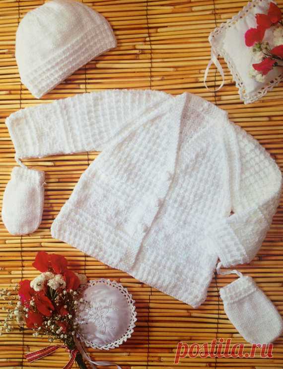 baby knitting pattern vintage cardigan hat and mittens set in double knit sizes 14 16 18 20 inch chest This item is a PDF file of the knitting pattern for these gorgeous baby items.    The pattern will be available for download upon receipt of payment, for you to print out or read from your computer.    Traditional and beautiful, knit with double knitting yarn.
