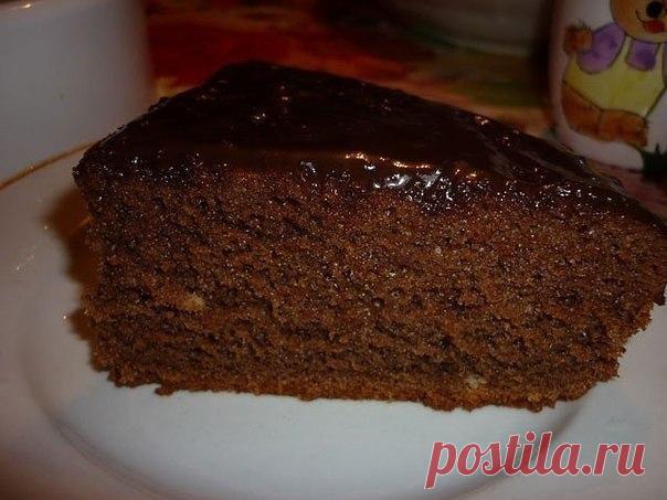 Шоколадный бисквит

Ингредиенты:

●4 яйца
●2 стакана сахара
●1 стакан молока
●1 стакан растительного масла
●1 п. ваниль. сахар
●3 ст. ложки какао-порошок
●1 п. разрыхлителя
●2 стакана муки

Приготовление:

Яйца, сахар и ванильный сахар очень хорошо взбить. Добавить раст. масло, молоко и какао-порошок. Перемешать.
В один стакан отлить массу и убрать в сторону, это будет шоколадная глазурь !
Муку и разрыхлитель смешать. Просеять в основную массу. Перемешать миксером.
Тесто в...