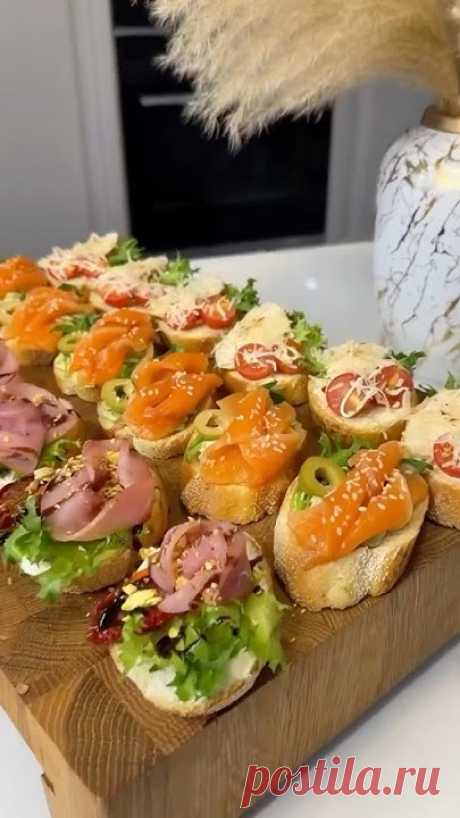 Брускетты на Новогодний стол 🥖🧀🎄 Эти брускетты всегда уходят с праздничного стола в первую очередь. ✨Багет нарезать и немного подсушить в духовке.ЦЕЗАРЬ С...