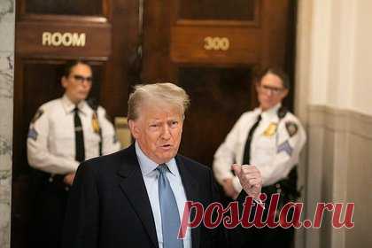 Судья пригрозил Трампу заключением под стражу. Судья по делу о мошенничестве экс-президента США Дональда Трампа пригрозил заключить политика под стражу из-за нарушения им постановления о неразглашении. «Обвиняемый опубликовал ложный, пренебрежительный и оскорбительный пост о моем судебном клерке», — подчеркнул судья.