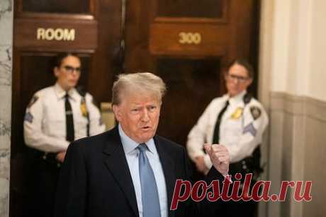 Судья пригрозил Трампу заключением под стражу. Судья по делу о мошенничестве экс-президента США Дональда Трампа пригрозил заключить политика под стражу из-за нарушения им постановления о неразглашении. «Обвиняемый опубликовал ложный, пренебрежительный и оскорбительный пост о моем судебном клерке», — подчеркнул судья.