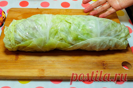 Готовим голубец-пирог размером с рулет и запекаем в духовке. Вкуса больше, а хлопот меньше! Научила всех подруг готовить такую вкуснятину.

Ингредиенты:


 	капуста — небольшой кочан
 	мясо — 400 гр
 	лук — 3 штуки
 	рис — 100 гр
 	растительное масло — 2 ст.л.
 	томатный сок — 2 ст.л.
 	сок, соль, перец, паприка — по вкусу

Приготовление:


 	Опускаем кочан капусты на 3 мин