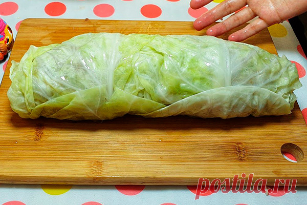 Готовим голубец-пирог размером с рулет и запекаем в духовке. Вкуса больше, а хлопот меньше! Научила всех подруг готовить такую вкуснятину.

Ингредиенты:


 	капуста — небольшой кочан
 	мясо — 400 гр
 	лук — 3 штуки
 	рис — 100 гр
 	растительное масло — 2 ст.л.
 	томатный сок — 2 ст.л.
 	сок, соль, перец, паприка — по вкусу

Приготовление:


 	Опускаем кочан капусты на 3 мин