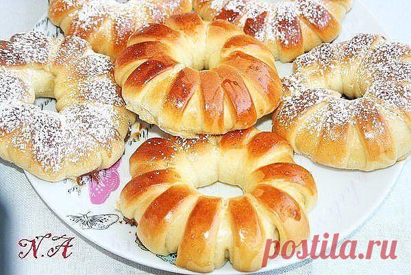 БУЛОЧКИ С ВАРЁНОЙ СГУЩЁНКОЙ 
 
количество 12-15 штук 
 
Тесто: 
450 гр. пшеничной муки 
5 гр. сухих дрожжей 
100 мл. молока 
180 мл. кефира 
80 гр. сахара 
1/2 ч.л. соли 
70 гр. сливочного масла 
1 куриное яйцо 
ванилный сахар 
 
1 банка варёного сгущённого молока(молоко остается,используется чуть больше половины) 
1 куриное яйцо для смазывания булочек 
сахарная пудра 
у меня что-то похожее на вареную сгущенку, здесь называется dulce de leche варят из молока и вкус получае...