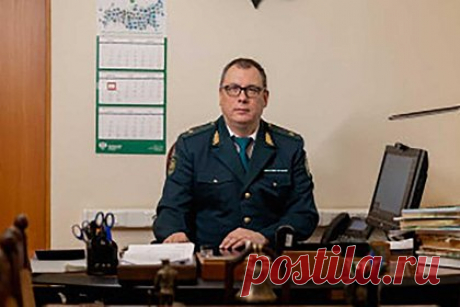 ФСБ забрала с рабочего места таможенника со взяткой в 300 тысяч рублей. В Петербурге сотрудники ФСБ задержали на рабочем месте начальника отдела таможенного оформления и контроля Центра электронного декларирования Федеральной таможенной службы (ФТС) по подозрению в коррупции. Задержанный в звании майора был взят с поличным при получении взятки в 300 тысяч рублей.