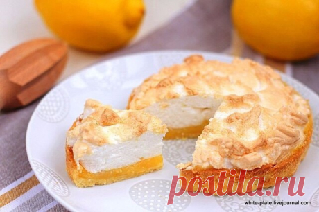 ТОП-10  пирогов с лимоном

1. Лимонный торт-пирог

Ингредиенты:

 масло сливочное 180 г
 сметана 200 г
 разрыхлитель 1 ч. л.
 мука 320 г
 яйца 3 шт.
 водка 1 ст. л.
 сахар 150 г ( в тесто)
 сахар 150 г( в начинку)
 сахар 50 г( в безе)
 лимон 3-4 шт.

Приготовление:

Разделить яйца на белки и желтки.Желтки взбить с сахаром до побеления, добавить растопленное масло, сметану с разрыхлителем, цедру одного лимона и водку. Постепенно всыпать муку, тесто получается вязкое, но не ...