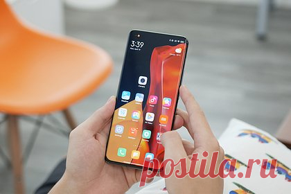 RuStore начали предустанавливать на продаваемые в России смартфоны. Производители смартфонов из Китая начали предустанавливать магазин Rustore на свои устройства. Rustore появился в предустановленном виде на смартфонах Vivo, Realme, Tecno и Xiaomi, Infinix и Itel, которые поставляются и продаются в России. Также в магазине появились 300 иностранных приложений.