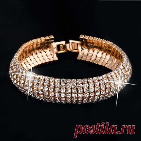 Преподнесите своей любимой милый презент в оригинальной подарочной упаковке, который приведет в восторг любую женщину. Этот браслет с кристаллами нейтрального цвета идеально подойдет и под деловой костюм, и под вечернее платье. Размеры и форма браслета, его искристость выгодно подчеркнут тонкие женские запястья и ухоженные женские руки, которые не оставят равнодушными сильный пол.

Несмотря на демократичную цену на этот браслет, ни одна женщина не догадается о ней.