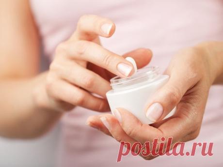 Как выбрать крем для лица
Выбрать косметический крем — не такая уж простая задача. Стоит зайти в любой магазин, чтобы понять, какое великое множество косметических средств предлагают фирмы-производители. Как же не запутаться и выбрать именно то, что вам нужно?