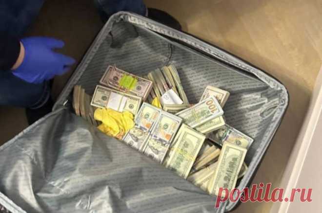 На Украине задержали депутата, хранившего валюту и слитки золота в чемодане. Политик незаконно обогатился во время работы в органах местного самоуправления.