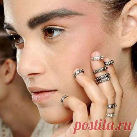 Кольца для пальцев и ногтей от Chanel задают новый тренд - FashionView.ru - ВСЯ МОДА В ДЕТАЛЯХ Шанель определенно задала новый тренд в области ногтей и аксессуаров. Эти кольца на пальцах буквально сияли на осеннем модном показе