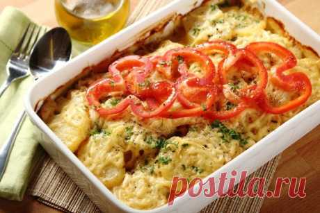 Картофельная запеканка с курицей и грибами.   
Отличный рецепт ароматного запеченного блюда их картофеля, куриной грудки, шампиньонов и сыра.