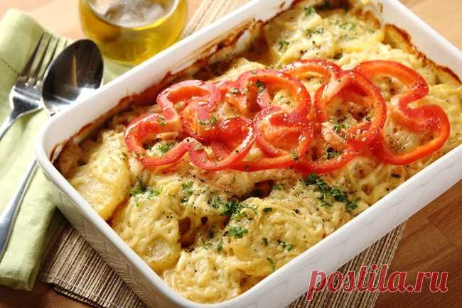Картофельная запеканка с курицей и грибами.   
Отличный рецепт ароматного запеченного блюда их картофеля, куриной грудки, шампиньонов и сыра.
