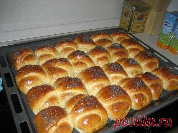 Экспресс- рогалики

Потребуется: 

4 яйца

200 г. маргарина

3 стакана молока

1 стакан сахара

100 г. свежих дрожжей (или 3 ст.л. сухих)

две щепотки соли

примерно 1,5 кг. муки

яйцо для смазывания,сахар и мак для посыпки

Для начинки:

сыр и карамельки (лучше брать моно-карамельки,с каким-то одним вкусом,карамель со сливками в данном случае не подойдёт)

Молоко подогреть,распустить в молоке дрожжи.

Подождать минут 15 и замесить из всех продуктов мягкое,эластичное тесто...