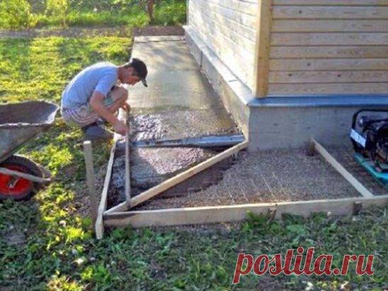 Как сделать отмостку (основные принципы). 
 
Так как отмостка должна отводить воду от дома, то ее обязательно нужно укладывать с уклоном от дома. Уклон отмостки зависит от покрытия: для щебня и булыжника – 5-10% (5-10 см на 1 м ширины отмостки); для асфальта и бетона – 3-5%. 
 
Уклон отмостки 
Ширину отмостки принимают в зависимости от типа грунта и ширины карнизных свесов крыши. На обычных грунтах она должна быть на 20 см шире карниза, но не менее 60 см, на просадочных - не менее 1 метра. 
 
Ши