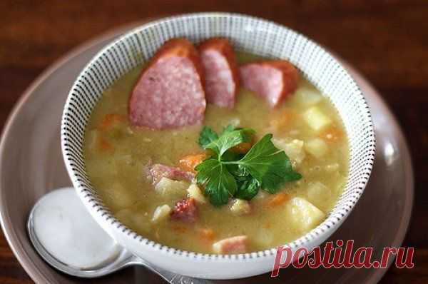 Польский гороховый суп с колбасками и капустой