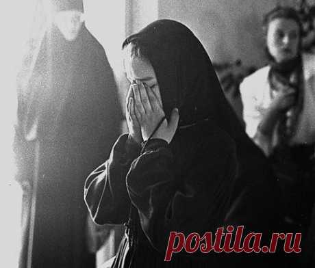 Прошу прощения у тех, 
Кого обидела случайно, 
Я не со зла, но это грех, 
Грешны мы все неизначально. 
… Прошу прощения у тех, 
… Кого я в душу не впустила, 
… То может быть совсем не грех, 
… Но не смогла и дверь закрыла. 
Прошу прощения у тех, 
Кого не поняла, забыла, 
Я, как и многие из нас, 
Кого-то просто отпустила. 
… Прошу прощения у тех, 
… Кого я разочаровала, 
… Наверно, просто не смогла 
… И многого не понимала. 
Прошу прощения у всех, 
Обиды не храню, не мстила, 
Прошу: Простите Вы м