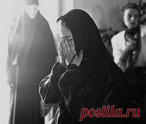 Прошу прощения у тех, 
Кого обидела случайно, 
Я не со зла, но это грех, 
Грешны мы все неизначально. 
… Прошу прощения у тех, 
… Кого я в душу не впустила, 
… То может быть совсем не грех, 
… Но не смогла и дверь закрыла. 
Прошу прощения у тех, 
Кого не поняла, забыла, 
Я, как и многие из нас, 
Кого-то просто отпустила. 
… Прошу прощения у тех, 
… Кого я разочаровала, 
… Наверно, просто не смогла 
… И многого не понимала. 
Прошу прощения у всех, 
Обиды не храню, не мстила, 
Прошу: Простите Вы м