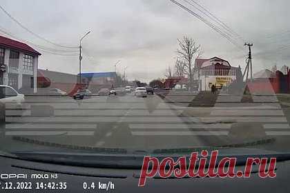 Момент взрыва в ТЦ в Назрани попал на видео. Момент взрыва торговом центре «Таргим» в Назрани, которая находится в Ингушетии, попал на видео. Ролик, снятый видеорегистратором, опубликовал Telegram-канал Mash Gor. На кадрах видно, как из дверей торгового центра вырывается ударная волна с пламенем. После этого водитель автомобиля тормозит на обочине.