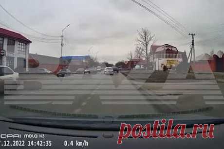 Момент взрыва в ТЦ в Назрани попал на видео. Момент взрыва торговом центре «Таргим» в Назрани, которая находится в Ингушетии, попал на видео. Ролик, снятый видеорегистратором, опубликовал Telegram-канал Mash Gor. На кадрах видно, как из дверей торгового центра вырывается ударная волна с пламенем. После этого водитель автомобиля тормозит на обочине.