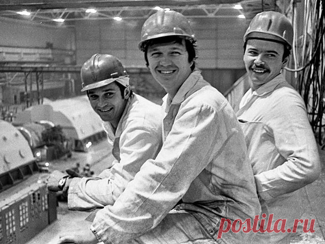 Когда-то давно, но именно сегодня 26 апреля 1986 года произошла авария на Чернобыльской АЭС. В этот день мы хоти вспомнить о трех добровольцах – сотрудниках АЭС, которые пожертвовали своими жизнями ради спасения миллионов. Не все знают, что масштаб чернобыльского бедствия мог быть еще больше. Избежать катастрофы планетарного масштаба помог подвиг Алексея Ананенко, Валерия Беспалова и Бориса Баранова. 1 мая 1986 года ликвидаторы аварии выяснили, реакция от что ситуация хуже, чем они…