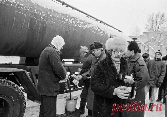 Конец сухого закона 7 мая 1985 года совет министров СССР принял постановление «О мерах по преодолению пьянства и алкоголизма, искоренению самогоноварения». Одним из пунктов программы было «активнее вовлекать граждан, и о...