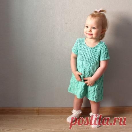 ПЛАТЬЕ «БИРЮЗОВЫЙ СОН» НА 1-2 ГОДА (ВЯЗАНИЕ СПИЦАМИ)

Пряжа — мерсеризованный хлопок LILY от VITA cotton, цвет 1610, в реале немного ярче, чем на картинках в интернет-магазинах, 125 м/50гр. Ушло около 200 гр. Заявлены спицы 3,5 — 4, я вязала на двоечке.

Слова автора:

Юбочная часть

У имеющихся платьев/туник обхват подола не менее 70 см. Образец получился 25п. — 8,5 см. Т.е. нужно более 200 петель. С учетом раппорта (20 или 40 петель) и увеличения подола в большую сторону...