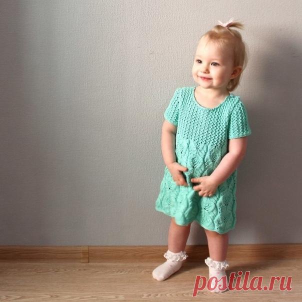 ПЛАТЬЕ «БИРЮЗОВЫЙ СОН» НА 1-2 ГОДА (ВЯЗАНИЕ СПИЦАМИ)

Пряжа — мерсеризованный хлопок LILY от VITA cotton, цвет 1610, в реале немного ярче, чем на картинках в интернет-магазинах, 125 м/50гр. Ушло около 200 гр. Заявлены спицы 3,5 — 4, я вязала на двоечке.

Слова автора:

Юбочная часть

У имеющихся платьев/туник обхват подола не менее 70 см. Образец получился 25п. — 8,5 см. Т.е. нужно более 200 петель. С учетом раппорта (20 или 40 петель) и увеличения подола в большую сторону...