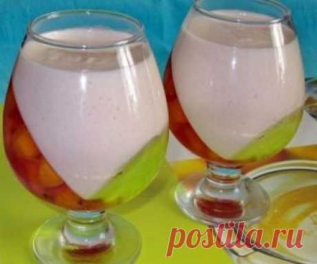 САМЫЕ ВКУСНЫЕ РЕЦЕПТЫ ЖЕЛЕ

1. Шоколадное желе

ИНГРЕДИЕНТЫ:
1 литр молока,
1 стакан сахара,
2 плитки шоколада черного, но можно и молочный(200 гр)
20 гр. желатина.

ПРИГОТОВЛЕНИЕ:
Измельчить шоколад (натереть на терке), смешать его с сахаром и молоком. Смесь вскипятить. Предварительно замоченный в холодном молоке желатин растворить в закипевшей молочно-шоколадной смеси. Хорошо все перемешать и разлить в формочки, поставить в холод. Совет: если хотите желе, выложить из фор...