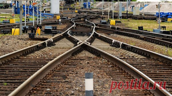 В Сахалинской области локомотив грузового поезда сошел с рельсов