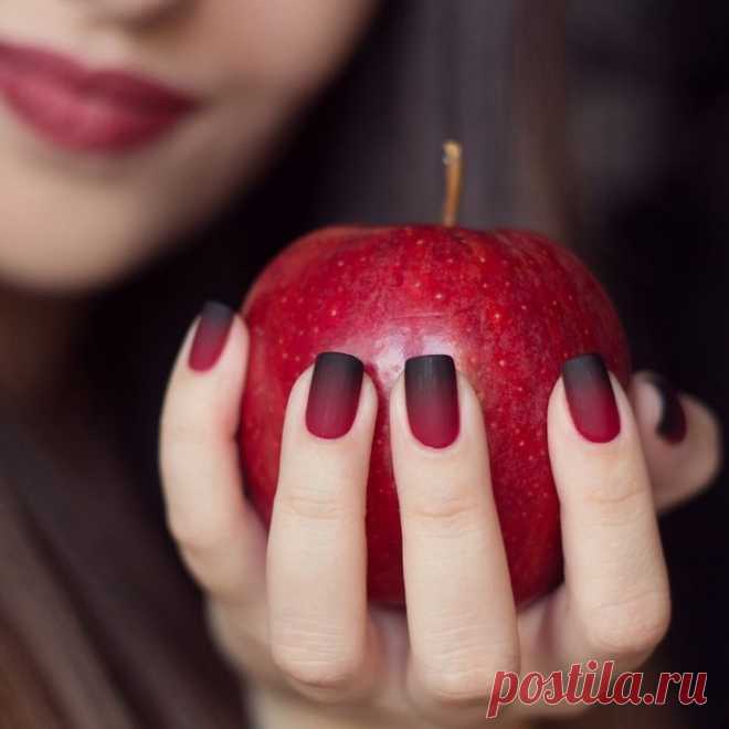 Halloween nails | Red & Black Gradient by TREVIGINTI