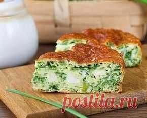 Это действительно нереально вкусный и нежный пирог с зеленым луком, курицей и сырной корочкой