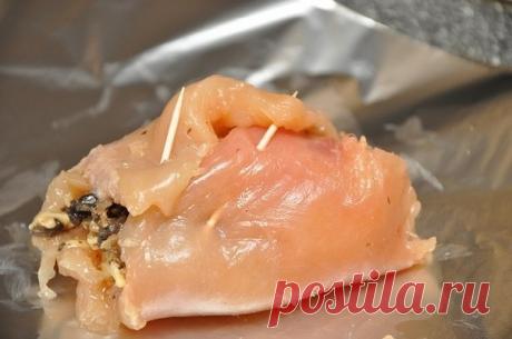 Куриные «бомбочки»

Ингредиенты:

500 г куриного филе,
300 г любых грибов (у нас шампиньоны),
70 г сыра,
3 ст. ложки сливок,
1 луковица,
соль, перец по вкусу.
Грибы порезать кубиками и обжарить на растительном масле с измельченным луком, в конце посолить и поперчить.

К грибам добавить натертый сыр и сливки, перемешать.

Куриное филе отбить, посолить, поперчить. В центр положить грибной фарш, свернуть, придав форму «бомбочки», при необходимости заколоть зубочистками. Завер...