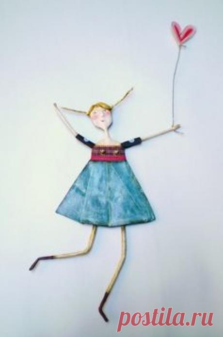 Совершенно сказочных кукол нашла в интернете. Принцессы, фокусники и музыканты — всю эту красоту создает художница из Бразилии Juliana Bollini. Скульптура из папье маше плюс пуговицы, бусины, лоскутки и фольга — и на свет появляются ее куклы настроения. Воздушные и непосредственные, вызывающие улыбку на лице… Художник и иллюстратор Juliana Bollini закончила Школу Изящных…