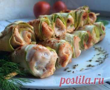 ​Рулетики из кабачка и куриного филе Ингредиенты:&nbsp;Куриное филе 400г&nbsp;200 г кабачка&nbsp;Йогурт 30г&nbsp;Паприка&nbsp;Соль,перецПриготовление:&nbsp;Куриное филе нарезать на тонкие полоски, посолить , поперчить (можно немного отбить)&nbsp;Кабачок нарезать овощечисткой на тонкие слайсы&nbsp;Берем слайс кабачка полоску...