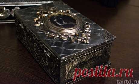 Biuro i folio "Upadły anioł". Imitacja wytłoczeń i technologii "Koronka sycylijska" w połączeniu z decoupage. Autorką jest Irina Trofimova, w tej klasie mistrzowskiej jednocześnie stworzymy biuro i folio z tej samej serii "Fallen Angel", używając kilku różnych technik: koszenia drewna, "koronki sycylijskiej", imitacji wytłoczeń, wszczepiania wydruków, pracy z wytłaczaną pastą. Klasa mistrzowska jest duża i bardzo szczegółowa. Rezultatem będzie kilka oryginalnych elementów ...