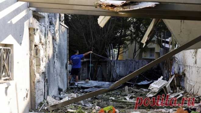 Ракета попала в дом пожилой женщины в израильском Ашдоде. 70-летняя женщина погибла в результате ракетного обстрела со стороны сектора Газа по территории Израиля утром 7 октября. Об этом сообщила израильская государственная радиовещательная компания Kan. Отмечается, что погибшая проживала в ...