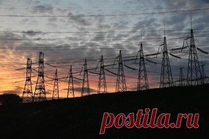 Украина назвала срок прекращения импорта электричества из России и Белоруссии. Украинский кабинет министров принял план борьбы с олигархами, в который в том числе включил пункт о энергетической безопасности страны. Согласно документу, Украина должна вскоре протестировать обособленную работу электрической сети, а к 2023 году полностью отказаться от закупок электричества у России и Белоруссии.