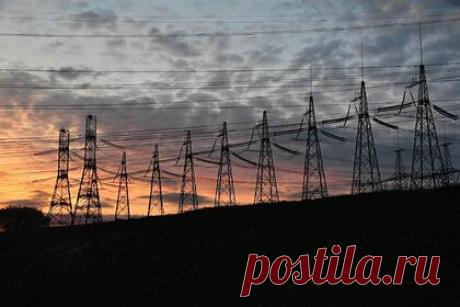 Украина назвала срок прекращения импорта электричества из России и Белоруссии. Украинский кабинет министров принял план борьбы с олигархами, в который в том числе включил пункт о энергетической безопасности страны. Согласно документу, Украина должна вскоре протестировать обособленную работу электрической сети, а к 2023 году полностью отказаться от закупок электричества у России и Белоруссии.