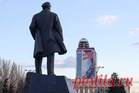 ЛНР и ДНР опровергли выход из переговоров по Минским соглашениям. Донецкая и Луганская народные республики (ЛНР и ДНР) не выходили из переговоров по Минским соглашениям. Об этом заявил представитель ЛНР в политической подгруппе Контактной группы по урегулированию ситуации на востоке Украины Родион Мирошник. При этом он отметил, что пока не известно, продолжатся ли встречи.