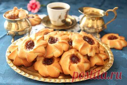 Курабье бакинское. Всем привет, мира и покоя вам и вашим близким! печенье! Самое известное печенье советского времени, оказалось простейшим в приготовлении. Как всегда неизменно вкусное, нежное и рассыпчатое. Любимый джем обогатит вкус этой восточной сладости и соберет за чашкой ароматного чая или терпкого кофе всю…