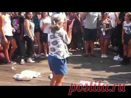 Бабушка танцует брекданс в Нью Йорке - YouTube