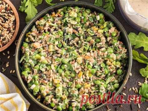 Пророщенный дикий рис с горохом, рукколой и сливочно-лимонной дижонской заправкой