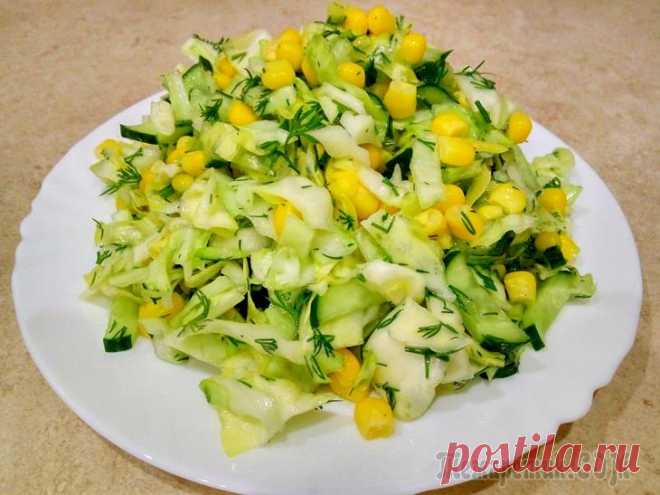 Салат с кукурузой, огурцами и капустой Салат с кукурузой, капустой и огурцом очень часто меня выручает, когда нужно быстро сообразить что-то вкусненькое и оригинальненькое! Отличное сочетание огурца, капусты и кукурузы с легким лимонным пр...