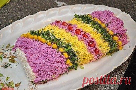 Обязательно сохраните  
Подборка 10 праздничных нарядных салатов: 
1. Салат «Свеча» 
Ингредиенты: 
вареный картофель – 2 шт., 
яйца вареные – 3 шт., 
копченое мясо – 300 г, 
луковица – 1 шт., 
сыр твердый – 150 г, 
майонез. 
Для украшения: 
зелень укропа – 1 пучок, 
перец сладкий красный – 1, 
перец желтый – 1, 
чернослив – 1 шт., 
морковь – 1. 
Картофель отварить в мундире, охладить, затем очистить. Натереть на крупной терке, немного посолить и выложить на тарелку в форме круга. Смазать свер