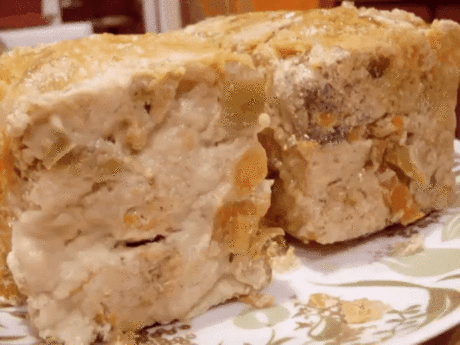 Курица в пакете или домашняя ветчина в желе 
Нежная и вкусная ветчина из курицы.
Оригинальный рецепт приготовления курицы, для которого нам понадобится:
1) собственно, курица
2) и обыкновенный пакет “тетрапак”, например из-под молока или кефира, который нужно вскрыть, но не до конца.
3) желатин (пакетик 20г)
4) перец, соль
5) несколько зубчиков чеснока
6) наполнитель, например цветной перец (я использовала замороженный)