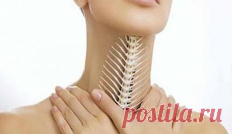 Рыбная кость в горле: симптомы и способы удаления! 

  
Что вы делаете, когда у вас застрянет рыбная кость в горле? Неудобная проблема, которая часто возникает при употреблении рыбы, и, хотя в принципе это не серьезно, проглатывание кости может потреб…