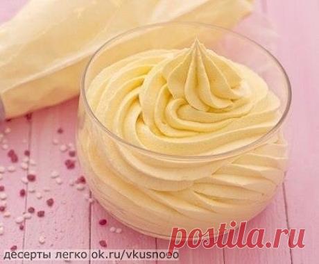 Зефирный крем
Пожалуй, самый легкий и быстрый в приготовлении крем, который от этого становится не менее вкусным, чем привычные нам сливочный или заварной. Зефирный крем подходит практически к любой выпечке, и добавит ей оригинального непохожего на другие вкуса.
Ингредиенты:
собственно, сам зефир — 2-3 шт.
слив. масло — 100 грамм
микроволновка
миксер
Приготовление:
Сахар нам не нужен, ведь сами зефирки уже и так с его добавлением.
