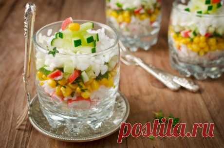 КРАБОВЫЙ С РИСОМ !!!  **На 4порции: отв/рис 1.5ст, краб/палочки 1уп, яйцо 5шт, св/огурец 2шт, кукуруза 1б, зел/лук, специи.  *Слоями, под майонез: 1)рис, 2)краб, 3)кукуруза, 4)зел/лук, огурец, 5)яйцо, рис. *Декор: огурец, зелень. *Просто, вкусно, ярко!